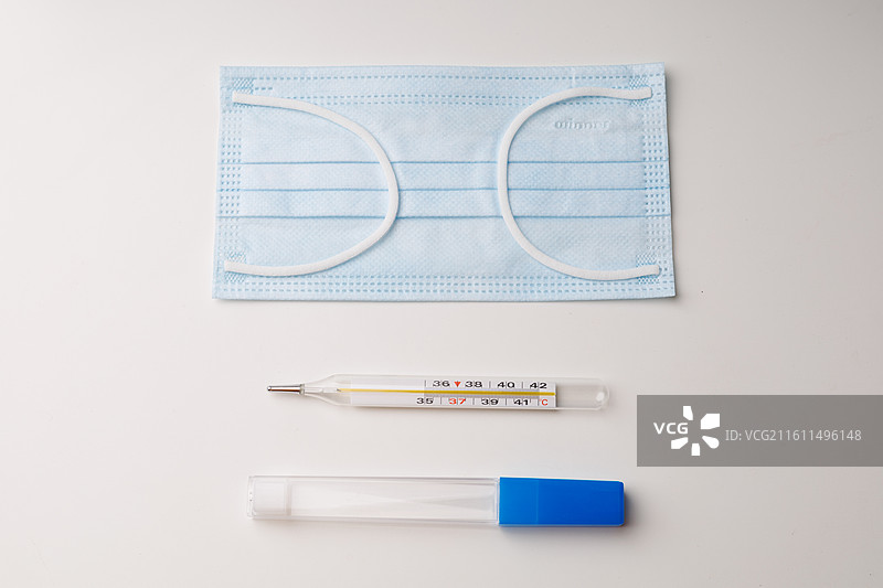 医疗用品水银体温计与口罩图片素材