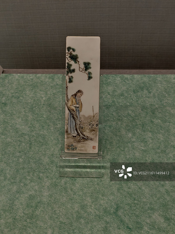 青岛市博物馆建馆60周年特展民国王琦粉彩陶渊明爱菊图瓷屏图片素材