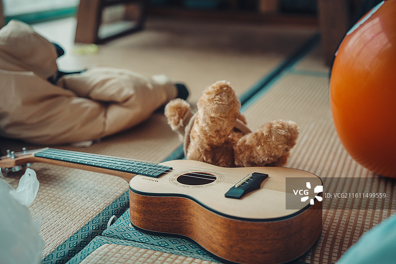 杂乱中的乐器图片素材