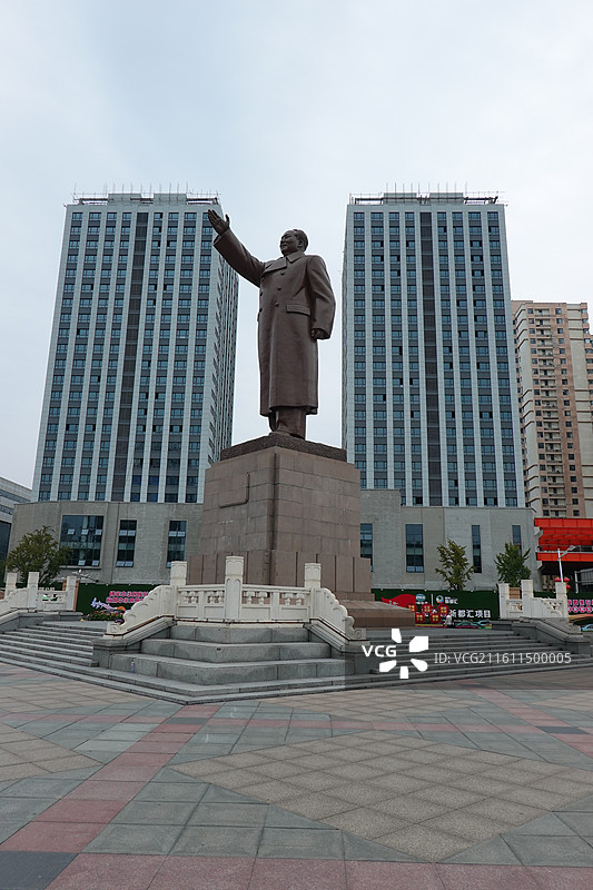 辽宁省丹东市丹东站站前广场：毛主席像和G331国道丹阿线0公里零公里起点图片素材