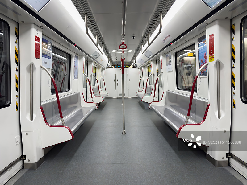 崭新的地铁站和地铁车厢图片素材