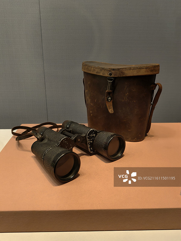 1947年刘涌在解放青岛作战用望远镜图片素材