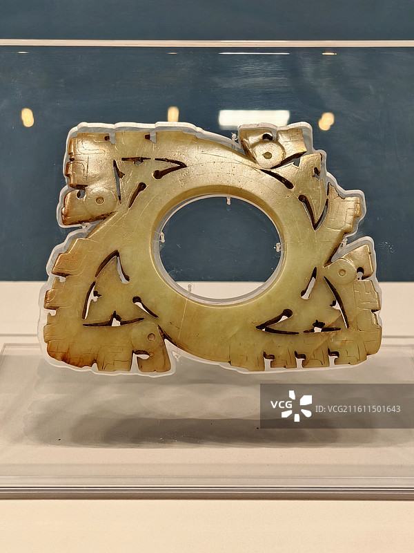 青岛市博物馆镇馆之宝龙山文化黄玉牙壁图片素材