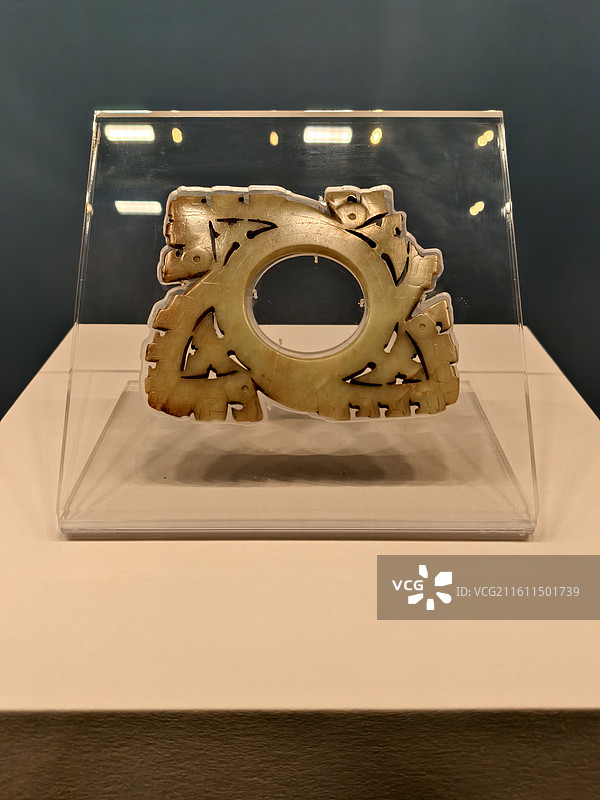 青岛市博物馆镇馆之宝龙山文化黄玉牙壁图片素材