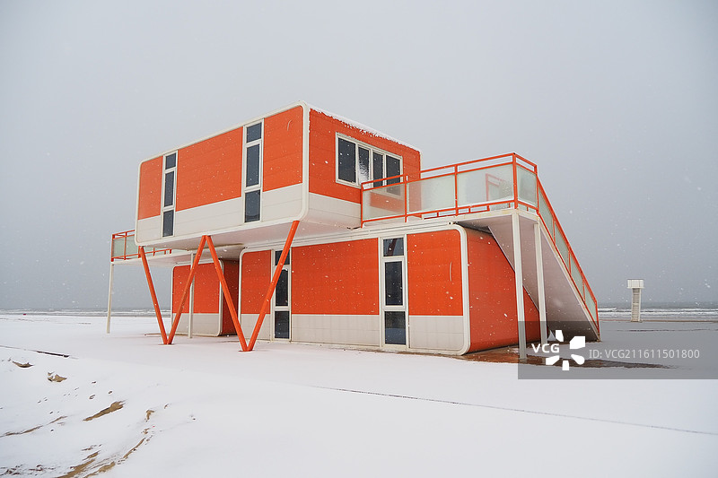 沙滩雪地里的房子图片素材