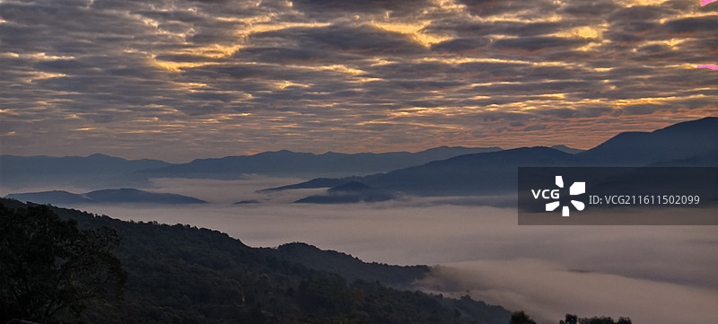 云南普洱澜沧拉祜族自治县景迈山～芒洪古寨～日出云海图片素材