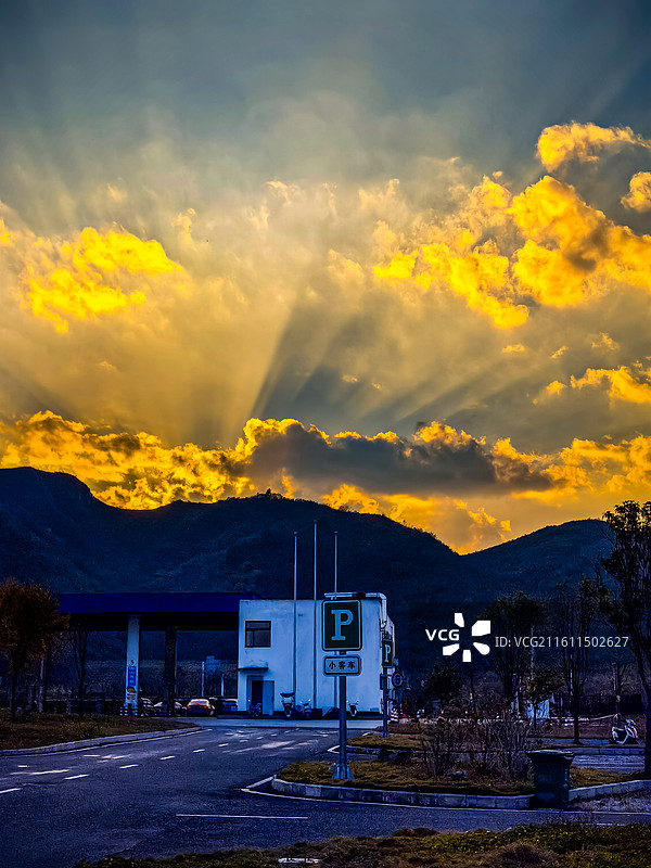 中国贵州高原大山上日落时分的晚霞和丁达尔光图片素材