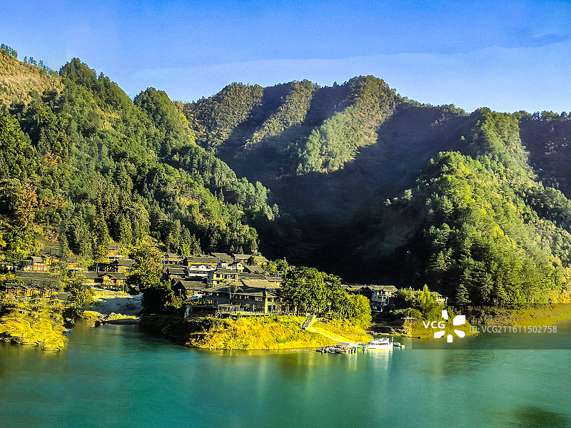 晚秋初冬时节贵州黔东南境内沪昆高铁沿途民族存寨，山峰河流风光图片素材