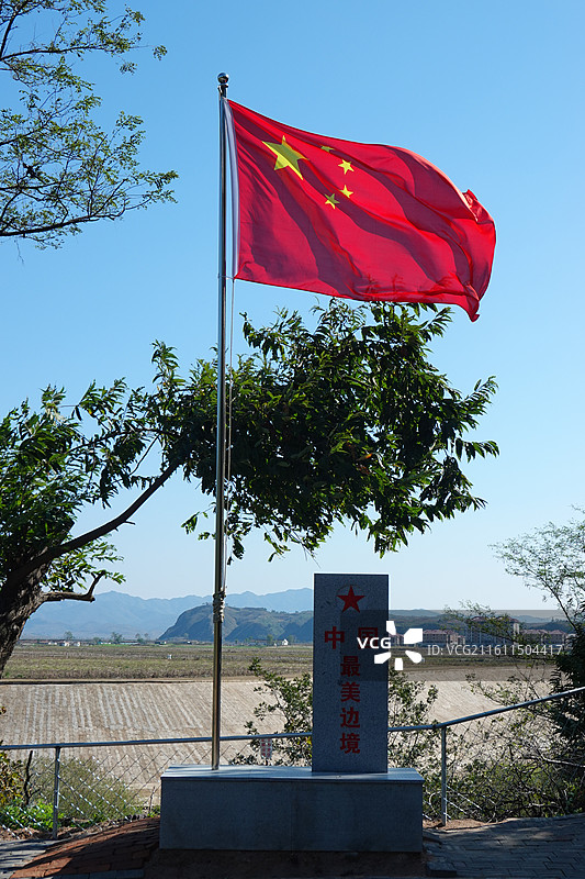 辽宁省丹东市虎山长城万里长城明长城东部起点：一步跨景区图片素材