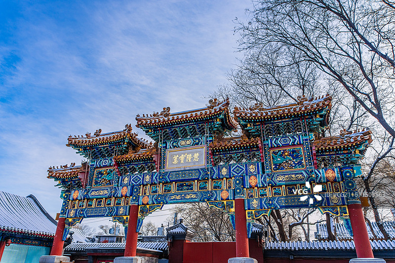北京东城区下雪后全国重点佛教寺院雍和宫图片素材