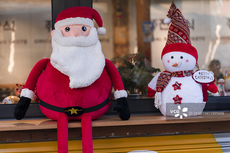 北京西城区烂漫胡同的圣诞装饰 圣诞老人和雪人玩偶图片素材