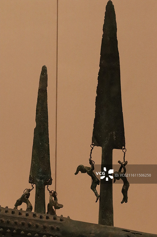 云南博物馆西汉吊人铜矛图片素材