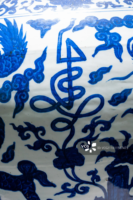 故宫博物院 陶瓷馆 明嘉靖 青花云龙纹 “寿”字盖罐图片素材