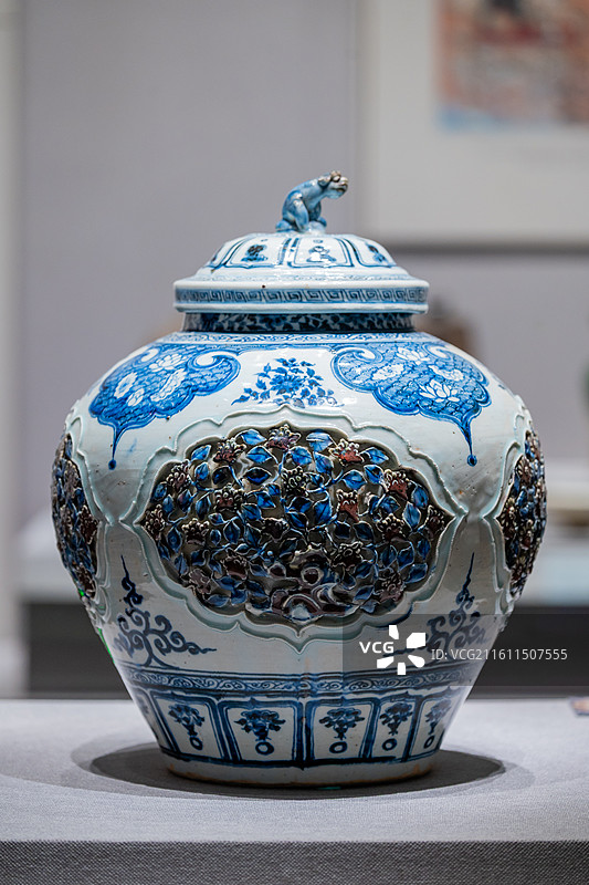 故宫博物院 陶瓷馆 元 青花釉里红镂雕怪石花卉图盖罐 1964年出土于河北省保定市永华南路元代窖藏图片素材
