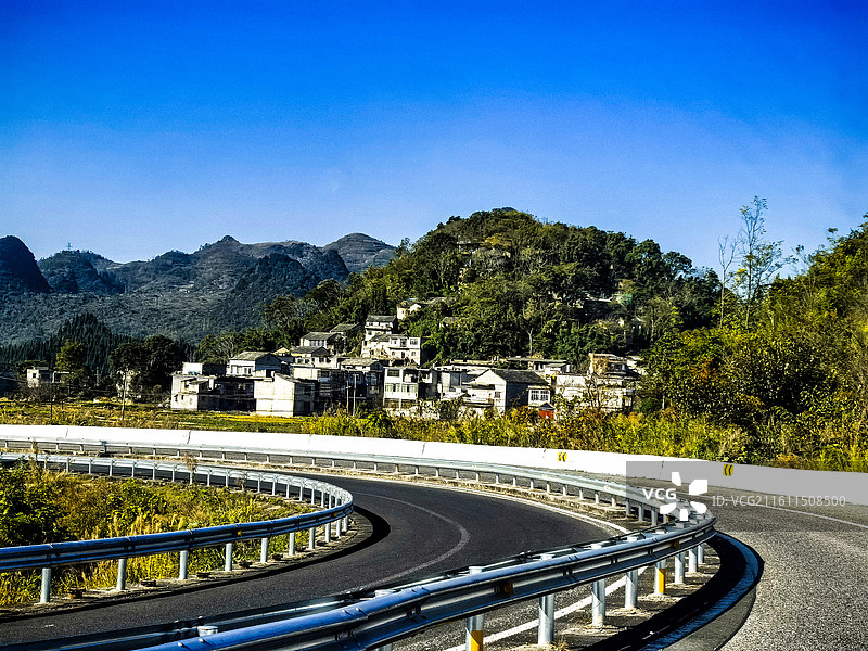 沪昆高速中国贵州安顺市镇宁关岭境内沿途喀斯特峰林风光，中国远征军出发地图片素材