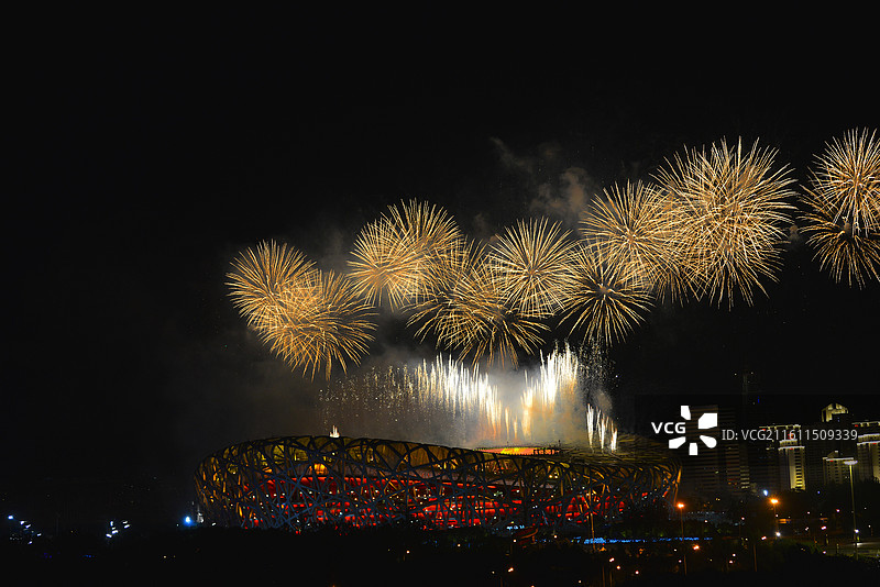 北京：庆祝中国共产党建党100周年 璀璨烟花点亮夜空图片素材
