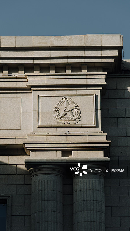 晴空下建筑物的低角度视图图片素材