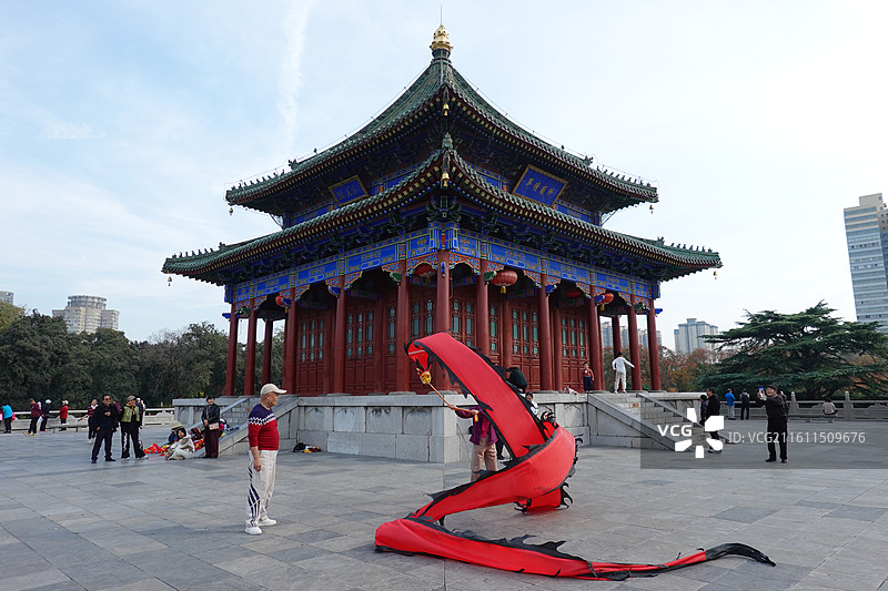 陕西省西安市碑林区兴庆宫公园兴庆湖：沉香亭舞龙舞彩带龙图片素材