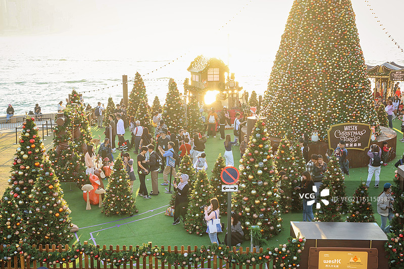 中国香港西九龙文化区圣诞树日落图片素材