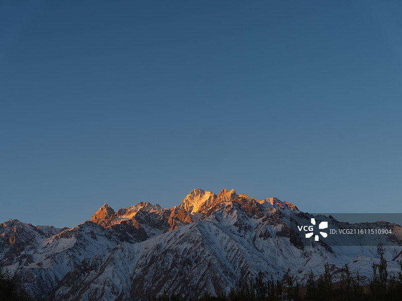 新疆_阿拉尔_帕米尔高原_日出_日照金山图片素材