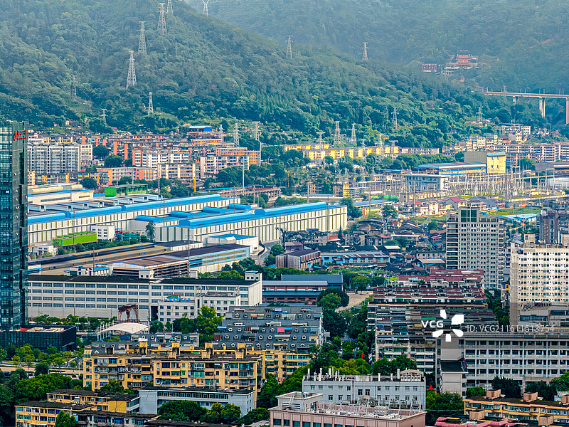 青山三村 三明钢铁厂 工业厂房错综复杂高炉管道烟囱传送带 内陆山区三线建设 福建三钢闽光股份炼铁厂图片素材