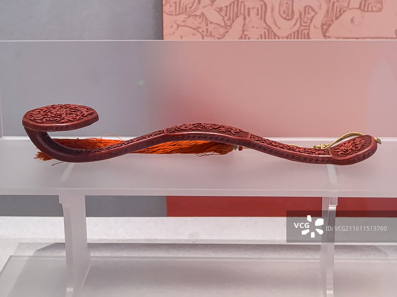浙江省博物馆之江馆陈列文物：清中期剔红五蝠捧寿纹如意图片素材