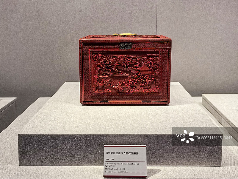 浙江省博物馆之江馆陈列文物：清中期剔红山水人物纹提梁匣图片素材