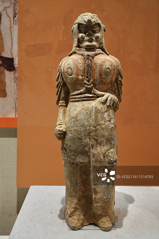 北朝明光铠按盾武士大俑图片素材