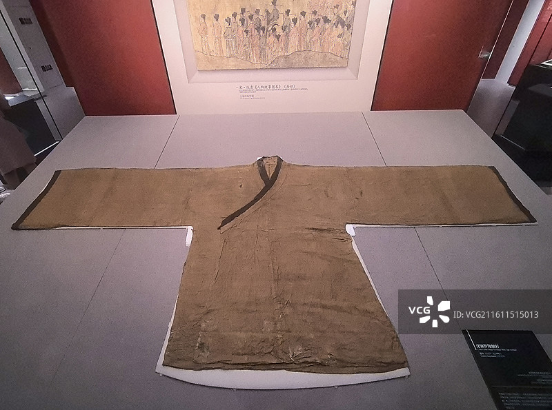 浙江省博物馆之江馆陈列文物：南宋交领罗缘紬衫图片素材