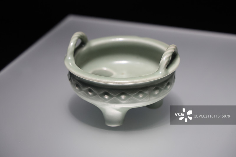 上海博物馆东馆展品--龙泉窑青瓷绳耳炉（元）图片素材