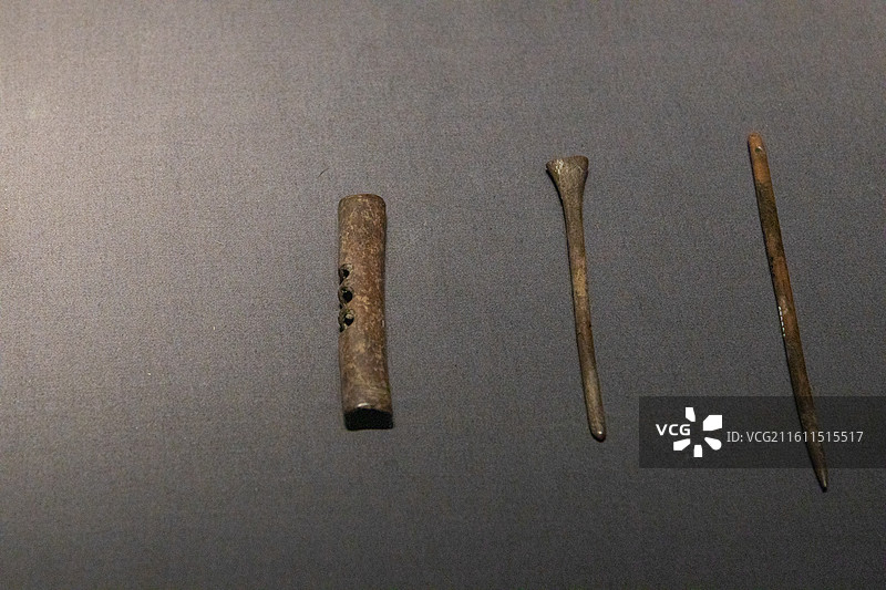 浙江博物馆骨哨形器  骨钉形器 新石器时代跨湖桥文化(距今约 8000年前(2001年跨湖桥遗址出土图片素材