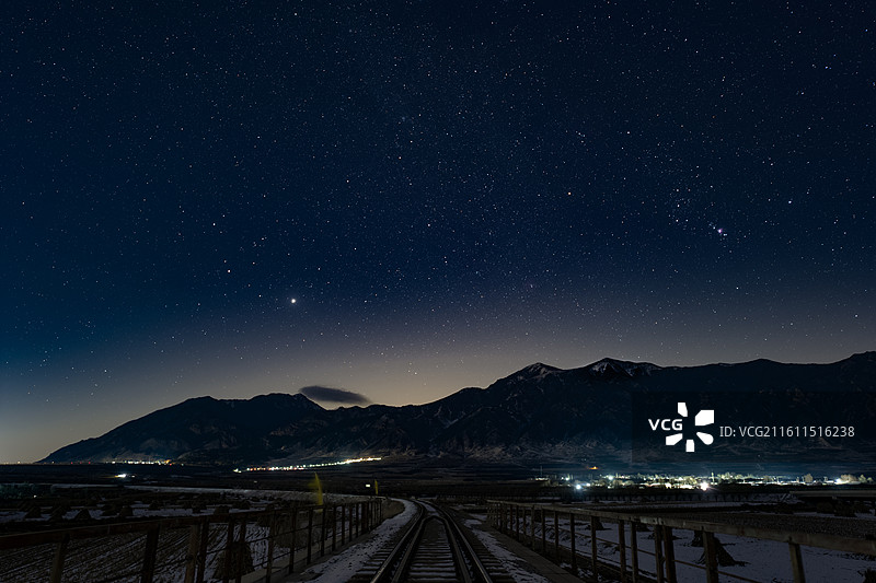 河北张家口蔚县小五台星空铁道夜景图片素材