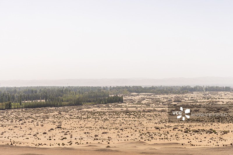 甘肃酒泉敦煌阳关遗址 站在墩墩山上眺望一望无际的古董滩图片素材