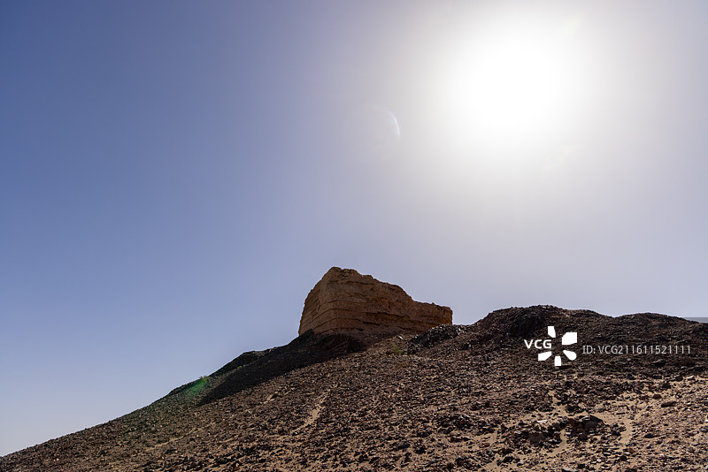 甘肃酒泉敦煌阳关遗址 墩墩山上的阳关烽燧图片素材