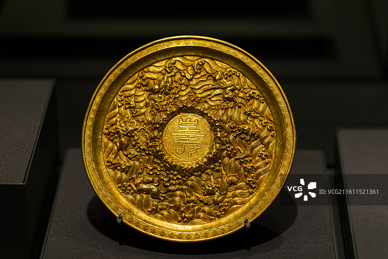 凸花海水江涯鱼龙鲜寿金盘 明 丰台区右安门外万贵墓出土 首都博物馆“北京通史陈列”展图片素材