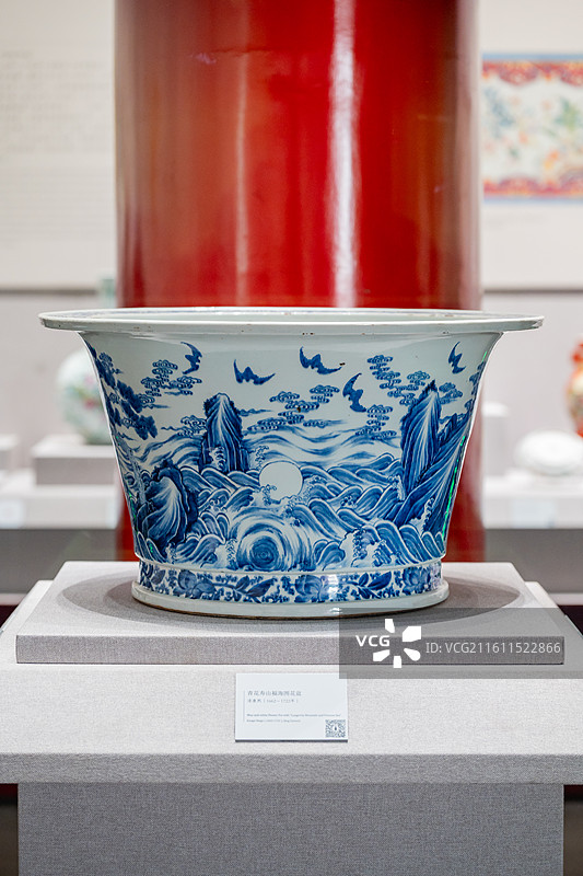 故宫博物院 陶瓷馆 清康熙 青花寿山福海图花盆 青花福山寿海图花盆图片素材