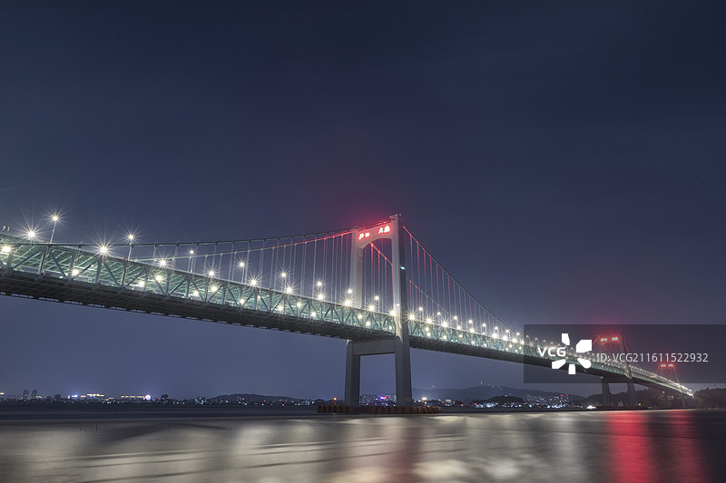 夜间照明桥梁的低角度视图图片素材