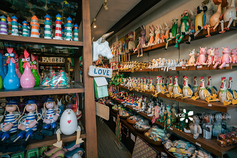 乌布手工木雕玩具店全景图片素材