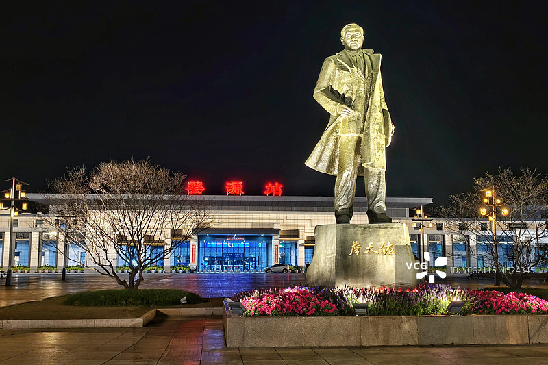 婺源站旁，詹公铸影一婺源站夜灯里，詹天佑铜像立在花丛边，铁路先驱的影，落故乡站台，是时光回响！图片素材