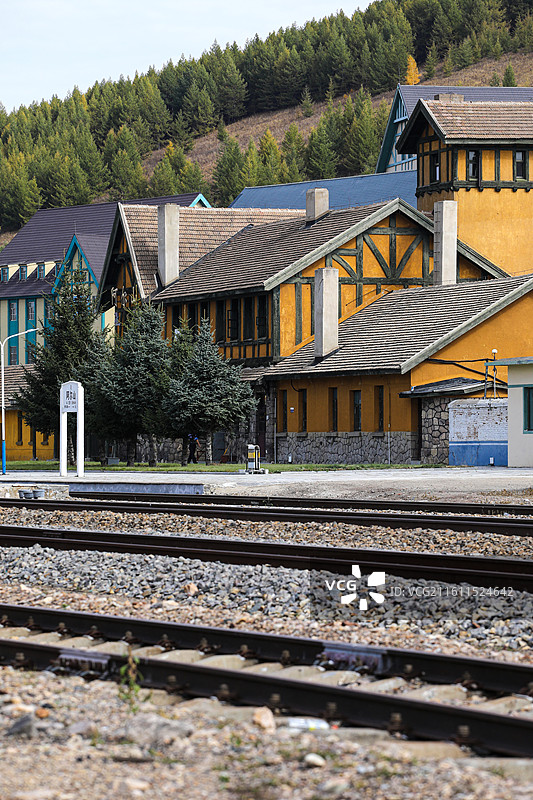 秋天内蒙古阿尔山交通运输火车站及绿皮火车图片素材
