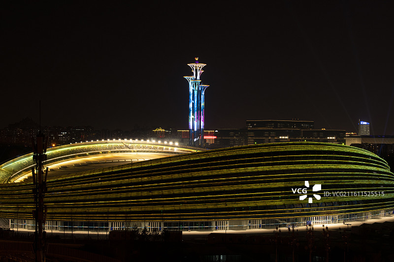 北京：冰丝带和奥林匹克塔的灯光秀图片素材