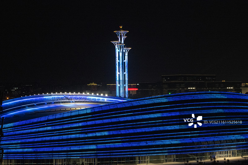 北京：冰丝带和奥林匹克塔的灯光秀图片素材