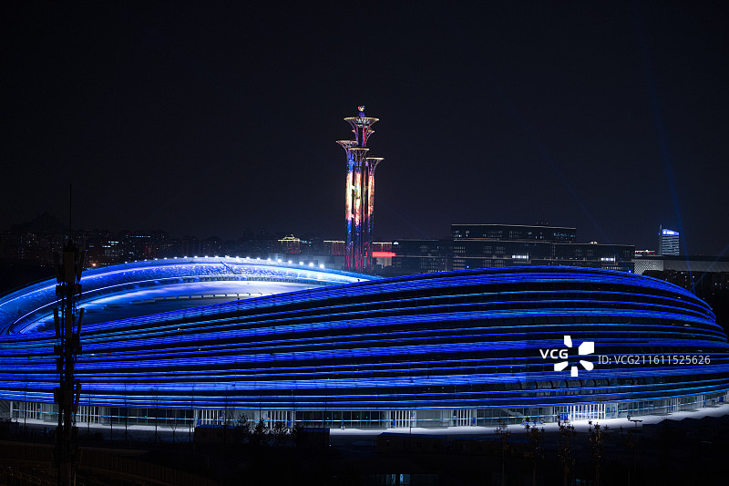 北京：冰丝带和奥林匹克塔的灯光秀图片素材
