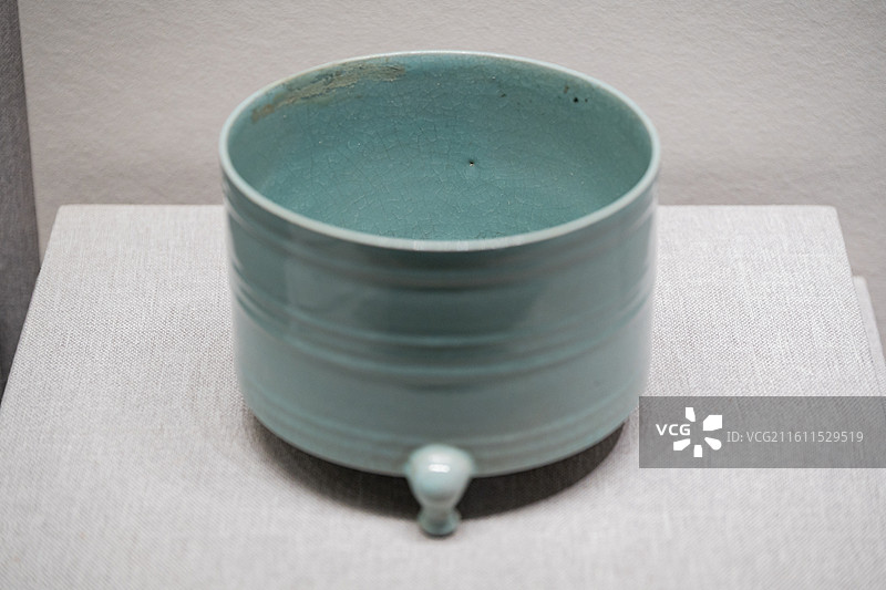 故宫博物院 陶瓷馆 北宋 汝窑淡天青釉弦纹三足樽式炉 禁止出境文物图片素材