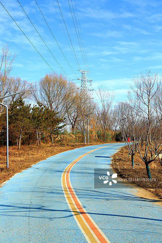 千年秀林景气佳，长河碧湖映朝霞 廊桥栈道水中走，大桥飞虹云际跨 楼台亭阁湖畔洒，生态雄安美如画图片素材