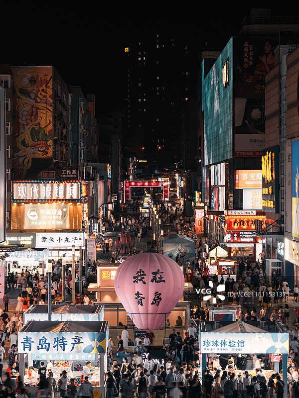 竖拍青岛步行街夜市-城市夜经济人流-商业街区灯光-夜拍横拍图片素材