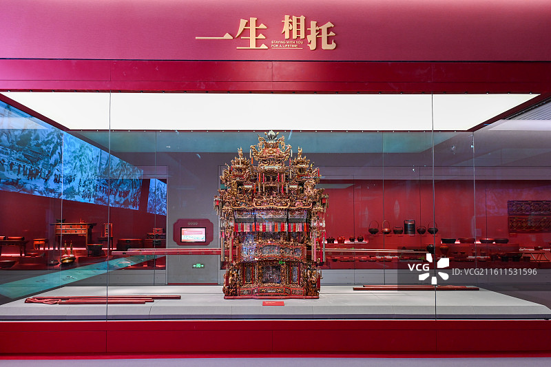 浙江省博物馆之江馆藏清末宁波朱金木雕花轿图片素材