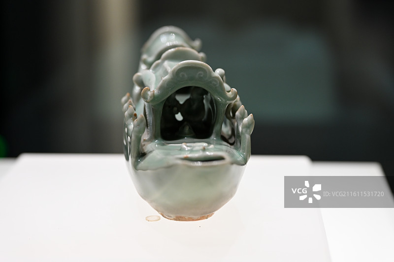 南宋龙泉窑舟形砚滴青釉细节特写图片素材