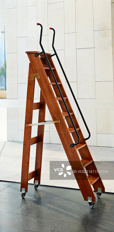 代滚轮和扶手的木质登高梯子图片素材