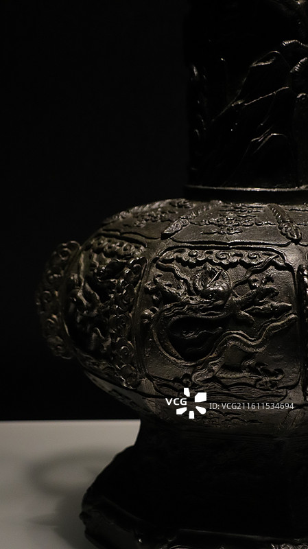 2025 上海博物馆东馆融古烁新 宋元明青铜器的复古与创新展览 龙纹铜投壶图片素材